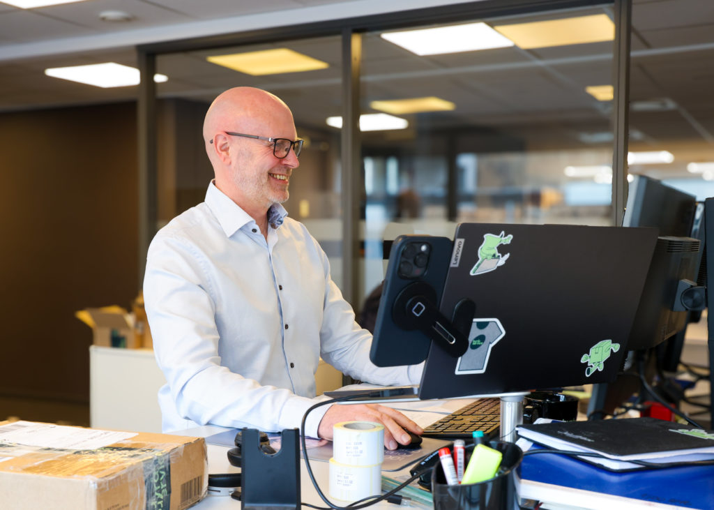 Håkon foran PC