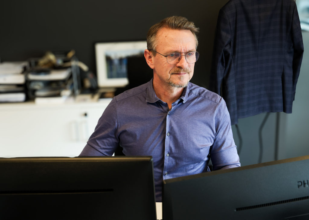 Erik smiler for filorganisering